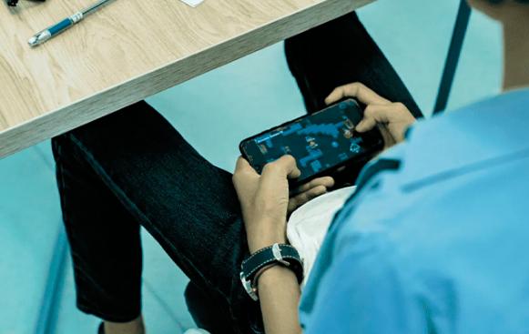 El celular gana terreno en México: Baja la presencia de la televisión en los hogares, reporta Inegi