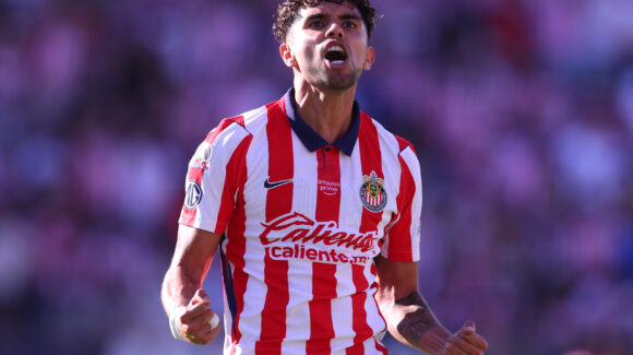 ¡Chivas arrasa en San Luis! El Rebaño Sagrado golea 0-3 y se lleva los tres puntos