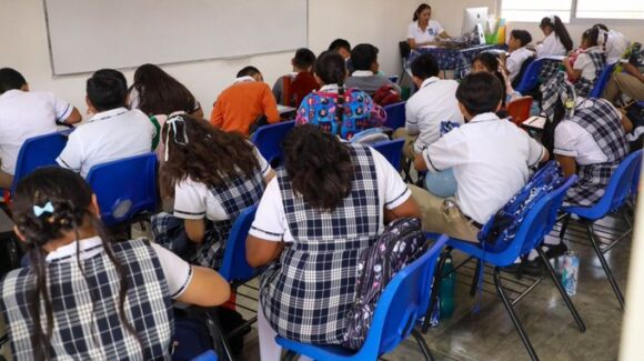 SEP alista prohibición de celulares en escuelas: Empezaría en noviembre y aplicaría también en recreo