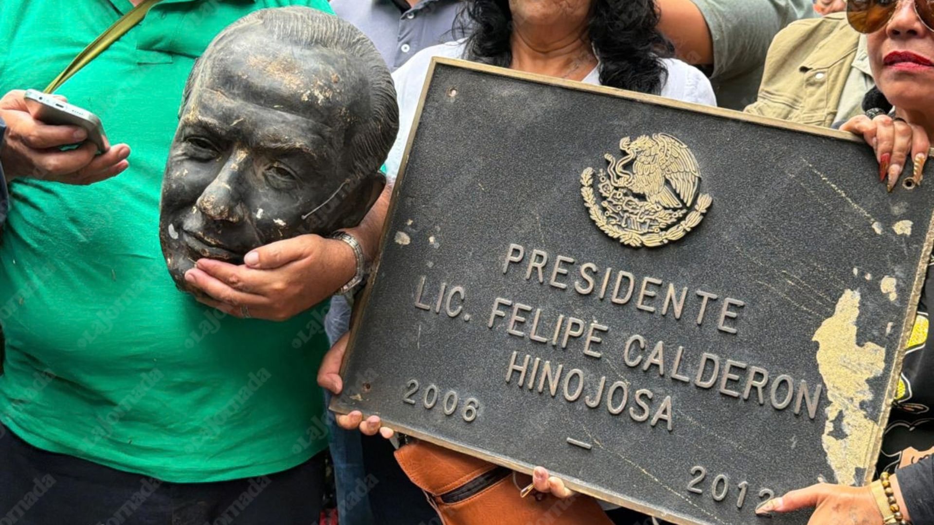Manifestantes del SME vandalizan y decapitan estatua de Felipe Calderón en Los Pinos
