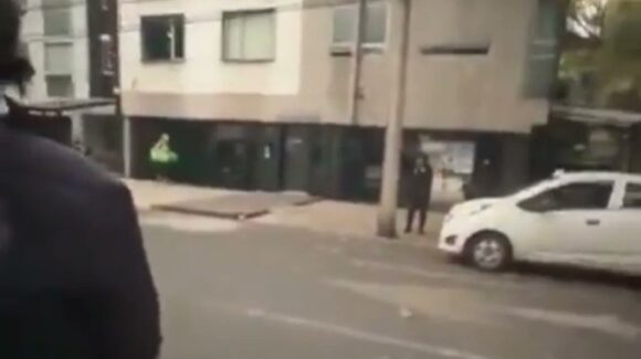Balacera afuera de la FGR causa alarma y obliga a madres buscadoras a resguardarse durante protesta