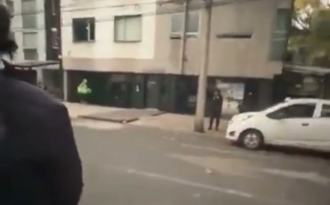 Balacera afuera de la FGR causa alarma y obliga a madres buscadoras a resguardarse durante protesta
