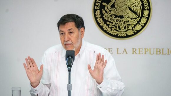 Fernández Noroña dice que grabará y exhibirá a quienes lo confronten tras incidente en el AICM