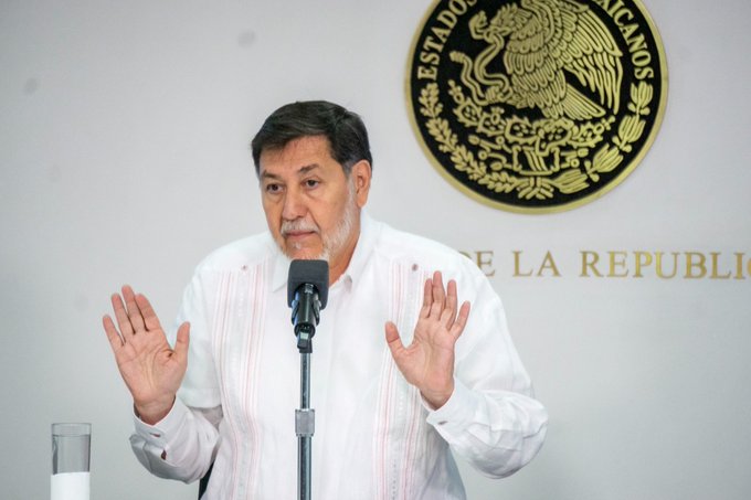 Fernández Noroña dice que grabará y exhibirá a quienes lo confronten tras incidente en el AICM