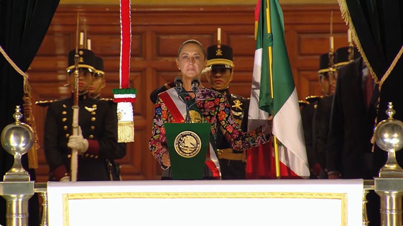 “Viva México libre, independiente y soberano”: Sheinbaum da su segundo Grito de Independencia en Palacio Nacional