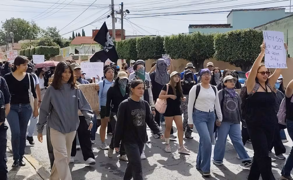Estudiantes de la UAEM marchan en Morelos para exigir justicia por el asesinato de Claudia Tacoronte