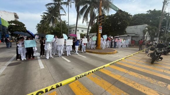 Trabajadores del IMSS-Bienestar marchan en Xalapa, Veracruz, por desabasto de medicamentos