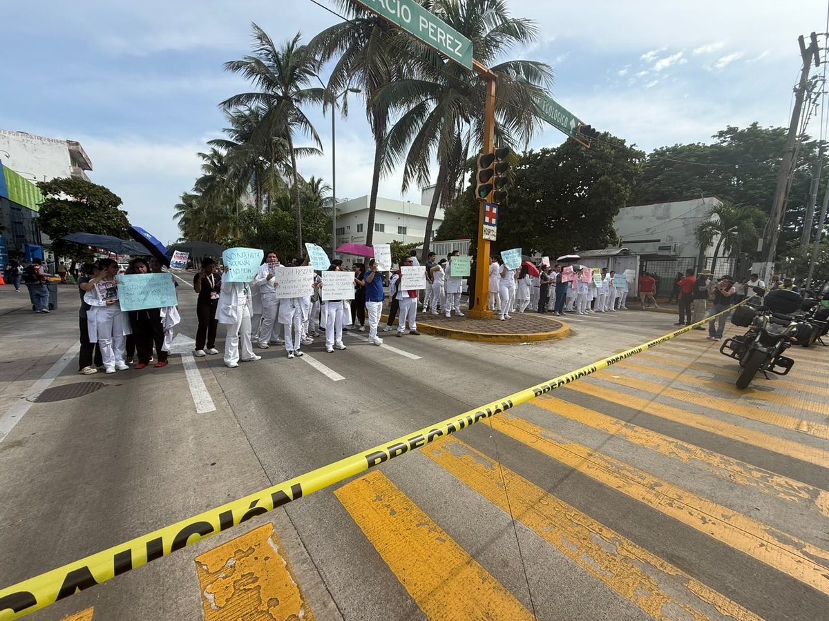 Trabajadores del IMSS-Bienestar marchan en Xalapa, Veracruz, por desabasto de medicamentos