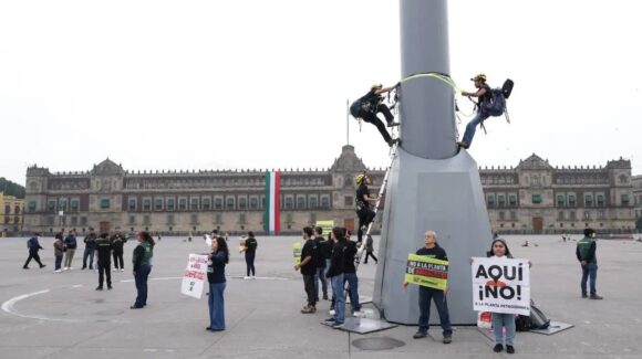 Sheinbaum mantiene planta de amoniaco pese a protesta de Greenpeace en el Zócalo de la CDMX