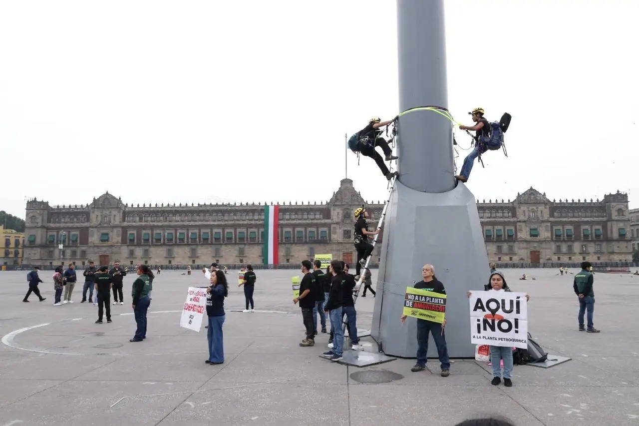 Sheinbaum mantiene planta de amoniaco pese a protesta de Greenpeace en el Zócalo de la CDMX