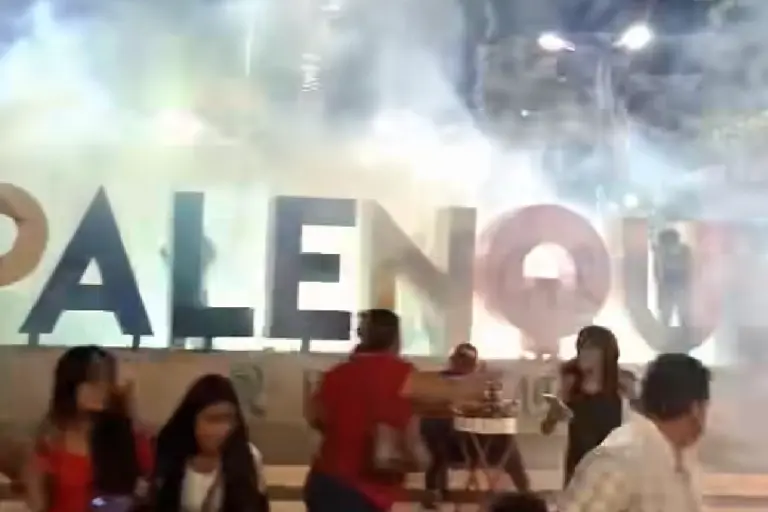Fuegos pirotécnicos se salen de control durante Grito en Palenque, Chiapas; hay cuatro heridos