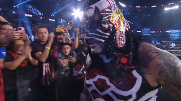Penta se queda a un paso de la gloria: Roman Reigns retiene el Campeonato Mundial en México