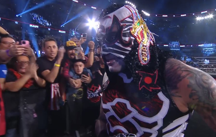 Penta se queda a un paso de la gloria: Roman Reigns retiene el Campeonato Mundial en México