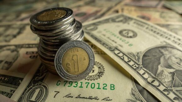 El peso mexicano sufre caída, pierde 22.08 centavos frente al dólar y cierra en 17.51 unidades