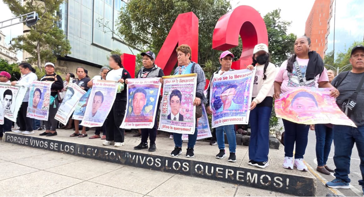 A 12 años de Ayotzinapa: Familias de los 43 normalistas marchan en CDMX