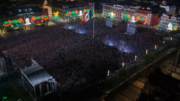 Más de 300 mil personas presenciaron el Grito de Independencia en el Zócalo de CDMX