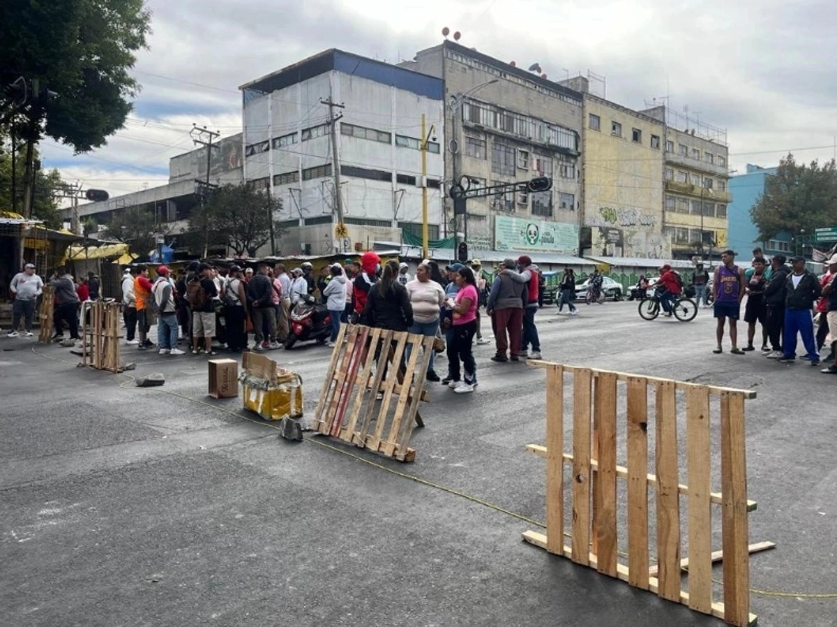 CDMX: Devuelven predio en La Merced a inmobiliaria; familias en la calle