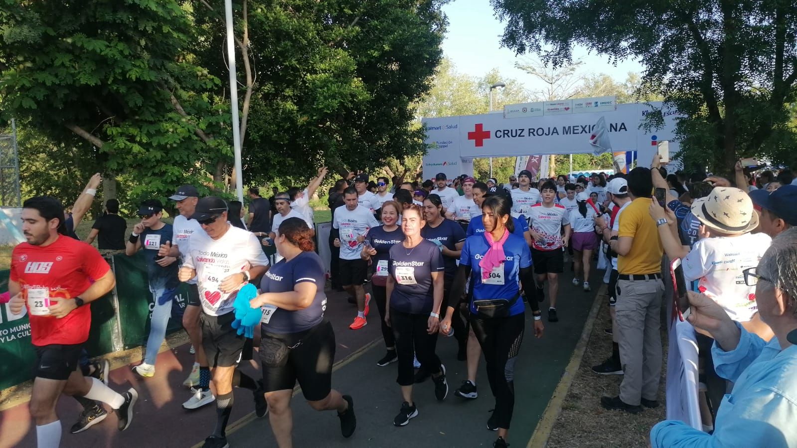 La carrera de la Cruz Roja reúne a 5 mil corredores en la Ciudad de México