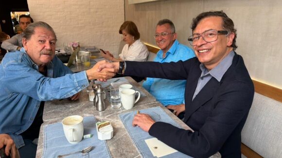 En México, Gustavo Petro acuerda con el FCE editar su nuevo libro
