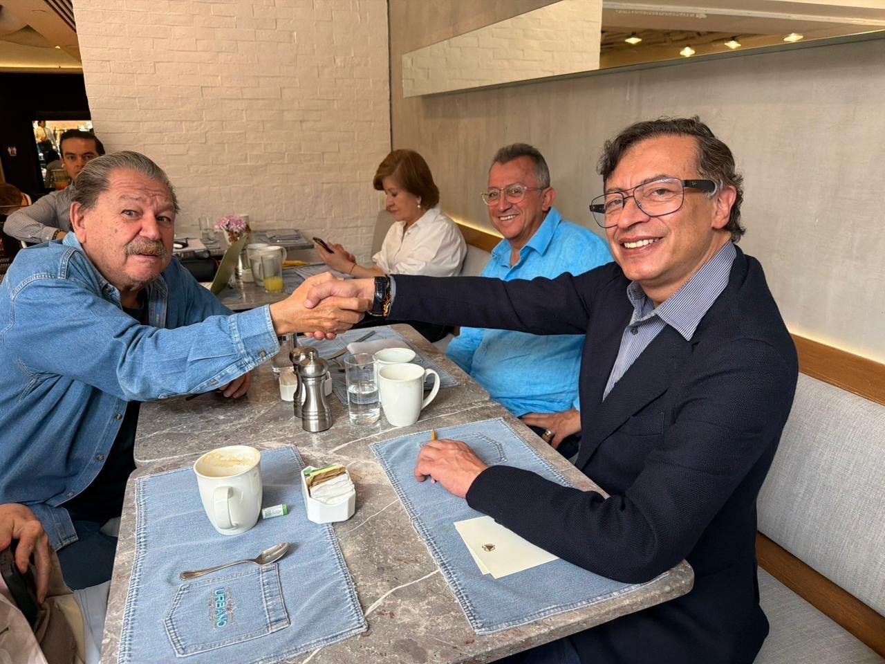En México, Gustavo Petro acuerda con el FCE editar su nuevo libro