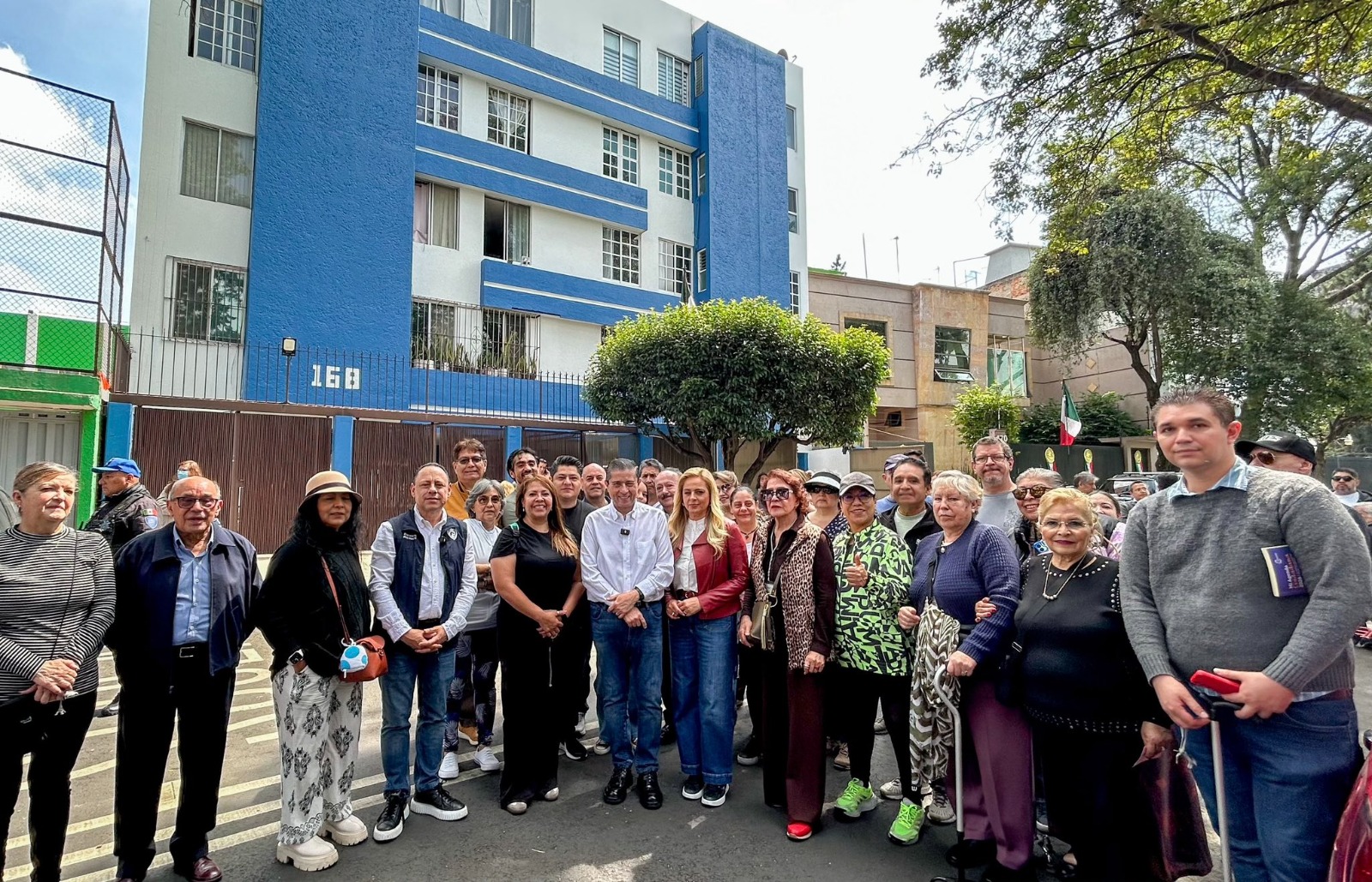 CDMX: La alcaldía Coyoacán renueva la pintura de 25 edificios en la colonia Paseos de Taxqueña