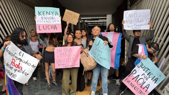 Exigen justicia por Paola Buenrostro tras sufrir transfobia en la FGJ-CDMX