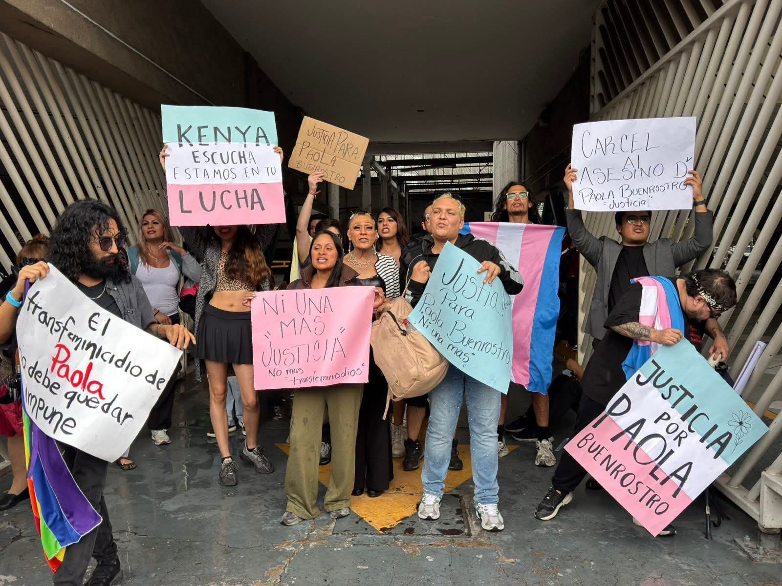 Exigen justicia por Paola Buenrostro tras sufrir transfobia en la FGJ-CDMX