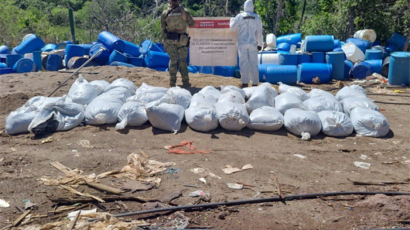 Aseguran casi 17 toneladas de metanfetamina y desmantelan laboratorios clandestinos en Sinaloa