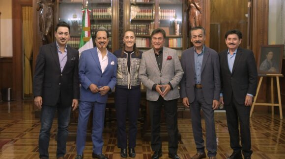 Sheinbaum recibe a Los Tigres del Norte en Palacio Nacional previo a sus festejos del 15 de septiembre