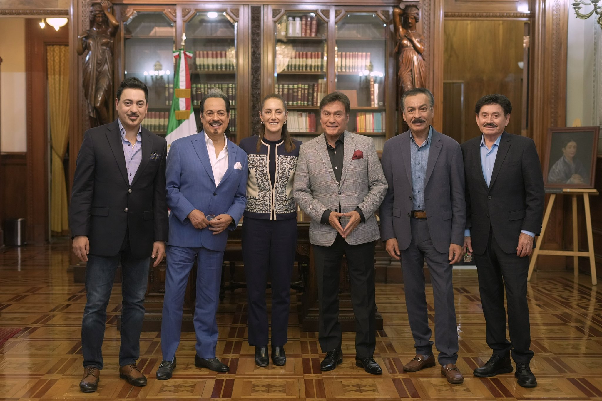 Sheinbaum recibe a Los Tigres del Norte en Palacio Nacional previo a sus festejos del 15 de septiembre