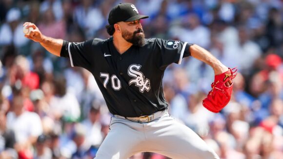 El lanzador mexicano José Urquidy deja a Medias Blancas y llega a Phillies