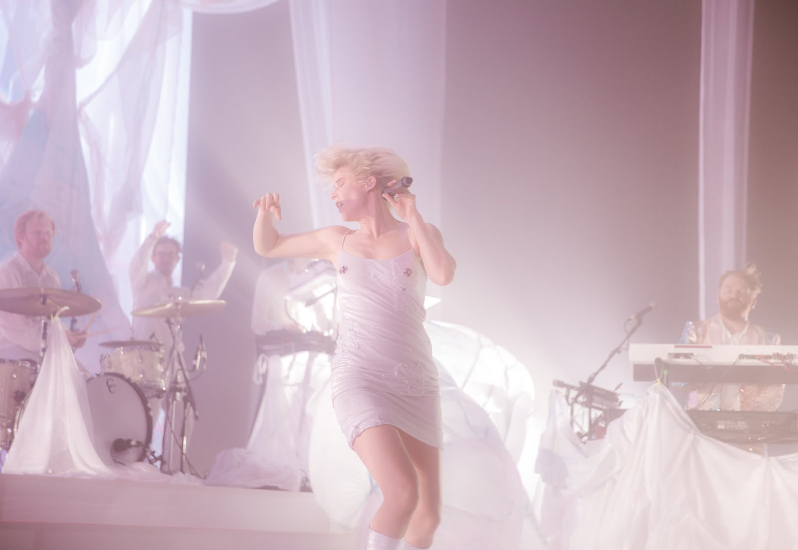 Robyn regresa a la pista de baile llamada CDMX, cargada de dopamina y realidad