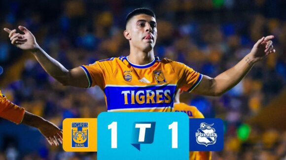 Tigres y Puebla miden fuerzas en el Estadio Universitario durante la apertura de la décima fecha de la Liga MX