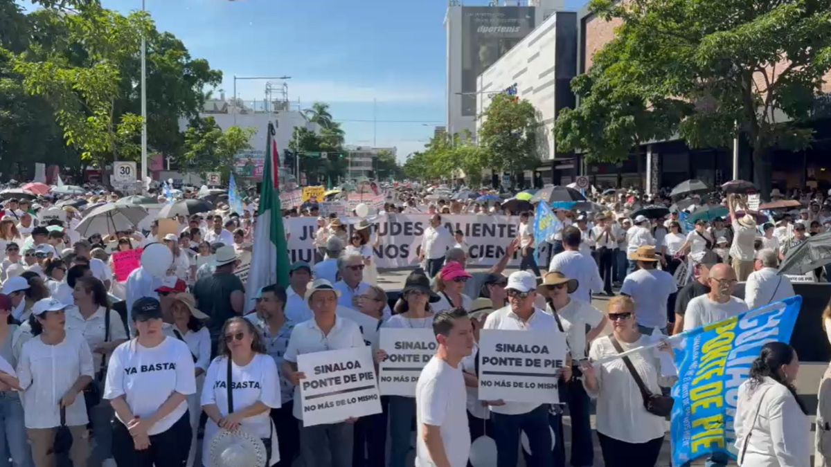 Miles de personas marchan por la paz y contra la violencia en Culiacán, Sinaloa