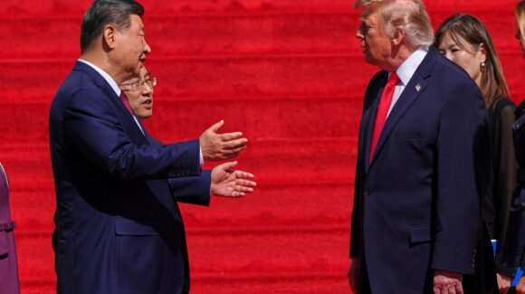 Embajador de EU afirma que Trump ofreció vender armas a China; la Casa Blanca lo niega