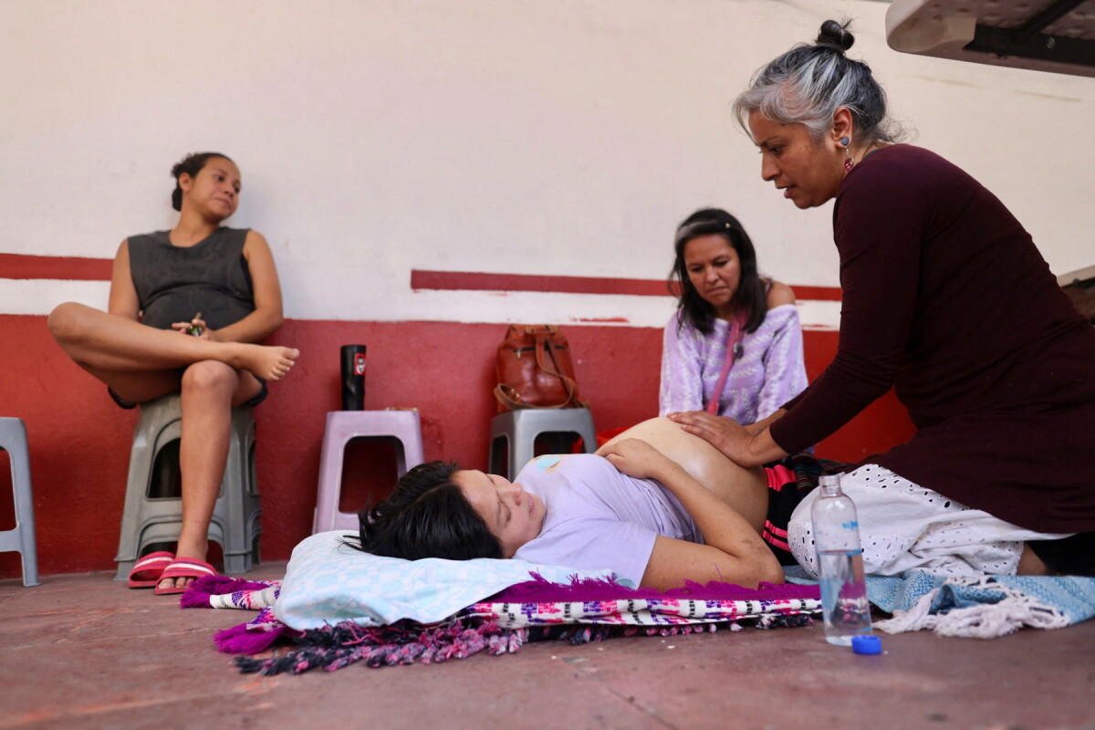 SCJN aplaza decisión sobre suspensiones contra la norma que regula la partería tradicional