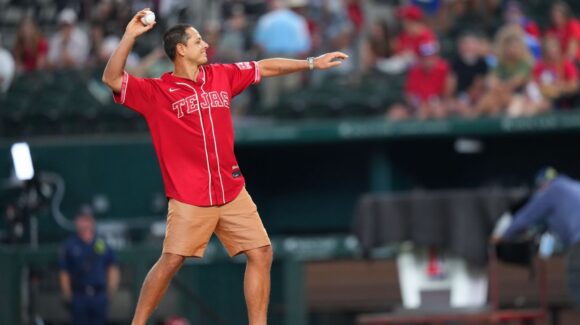 Javier ‘Chicharito’ Hernández lanza la primera bola en un juego de MLB 2026 durante la celebración por la Herencia Hispana en EU