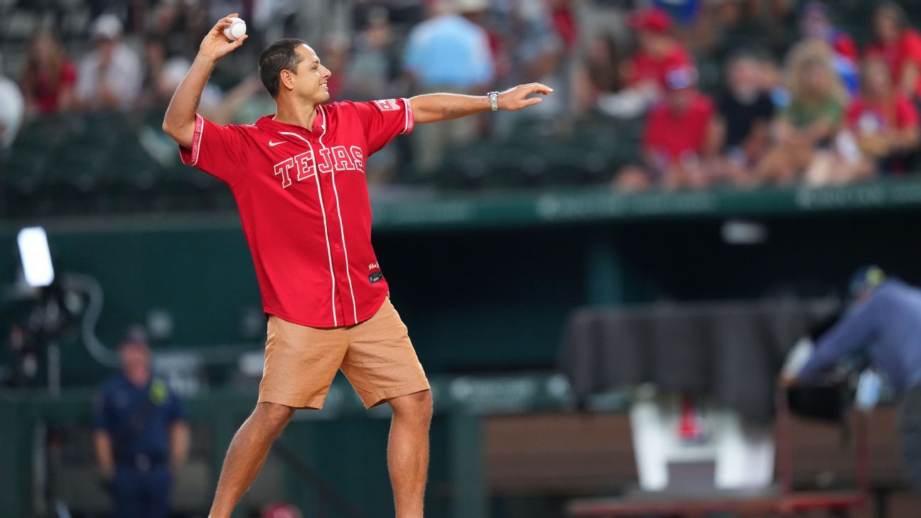 Javier ‘Chicharito’ Hernández lanza la primera bola en un juego de MLB 2026 durante la celebración por la Herencia Hispana en EU