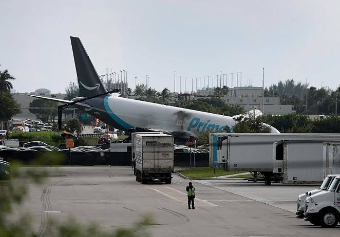 VIDEO: Un avión de carga se estrella en el Aeropuerto Internacional de Miami tras salirse de la pista
