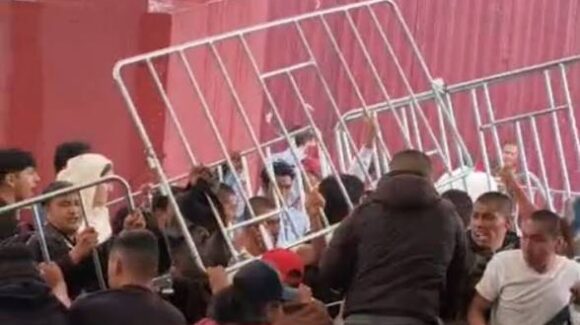VIDEO: Normalistas irrumpen en evento de Claudia Sheinbaum en Pachuca, Hidalgo