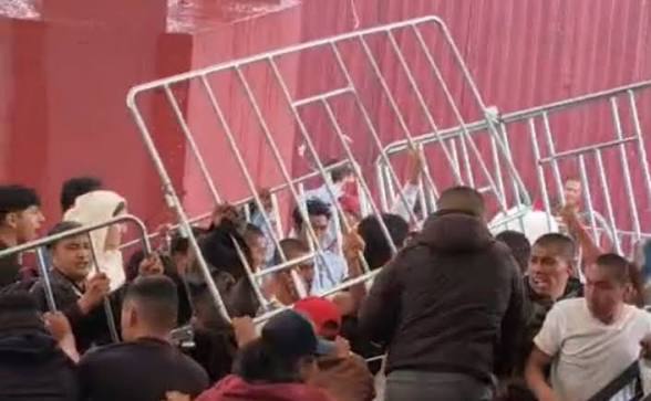 VIDEO: Normalistas irrumpen en evento de Claudia Sheinbaum en Pachuca, Hidalgo