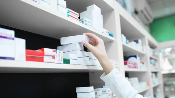 Gobierno debe casi 14 mil millones de pesos a farmacéuticas antes de la compra de medicinas 2027-2028