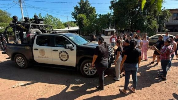 Operativo federal en Culiacán deja 7 detenidos tras cinco cateos; vecinos protestan en Laguna Colorada