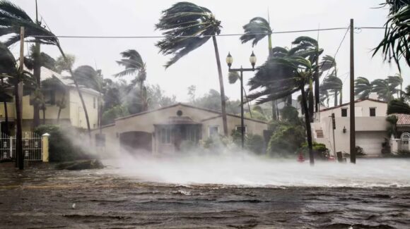 Huracán ‘Simon’ categoría 4: Suspenden actividades en Jalisco, Colima, Michoacán y Nayarit por riesgo de inundaciones y vientos de 240 km/h