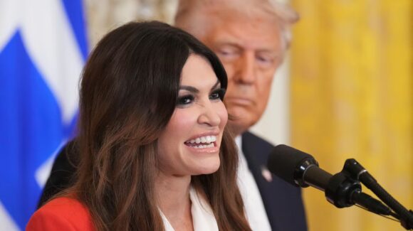 Trump pone bajo examen a Kimberly Guilfoyle, embajadora de EU en Grecia, por presunta solicitud de 100 mil dólares