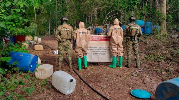 Inhabilitan laboratorio clandestino en Elota, Sinaloa; aseguran precursores químicos y equipo
