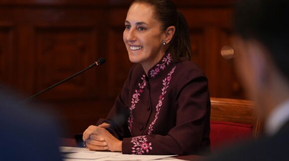 Sheinbaum defiende alza del Derecho de No Residente en 2027: Subiría a 1,158 pesos y, dice, no frenará el turismo