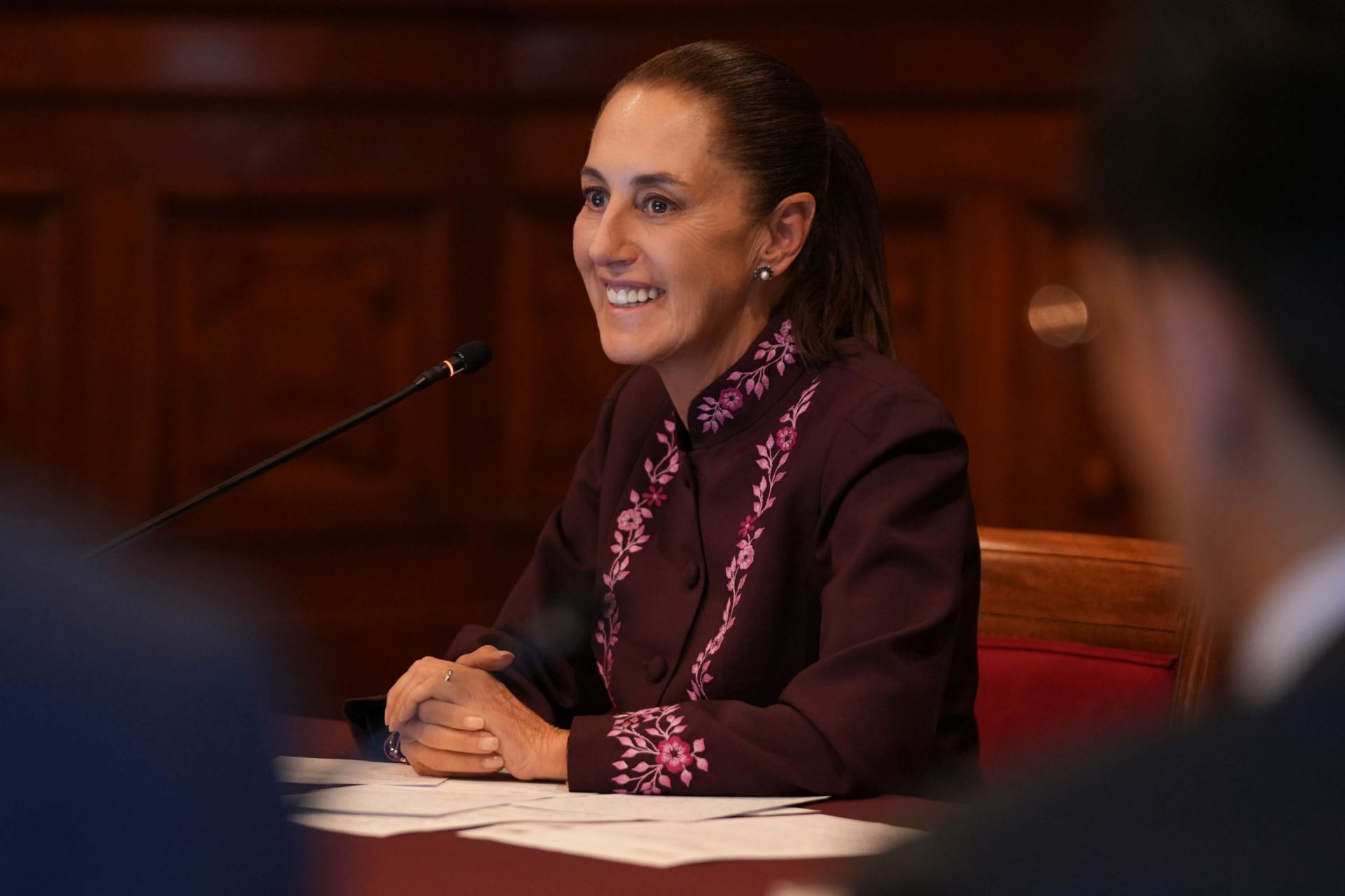 Sheinbaum defiende alza del Derecho de No Residente en 2027: Subiría a 1,158 pesos y, dice, no frenará el turismo