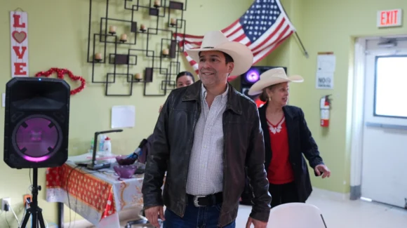 Bill Clinton respalda al cantante Bobby Pulido en su candidatura al Congreso de Estados Unidos