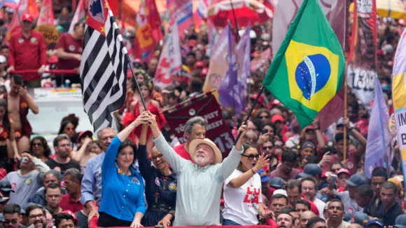 Brasil vota este domingo: Lula y Flávio Bolsonaro cierran campaña en São Paulo